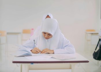 Guru Honorer Masih Jadi Penyangga Sekolah, Negara Jangan Datang Saat Upacara Saja