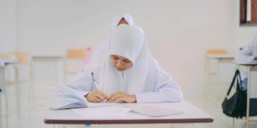 Guru Honorer Masih Jadi Penyangga Sekolah, Negara Jangan Datang Saat Upacara Saja