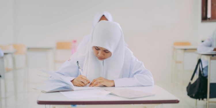 Guru Honorer Masih Jadi Penyangga Sekolah, Negara Jangan Datang Saat Upacara Saja