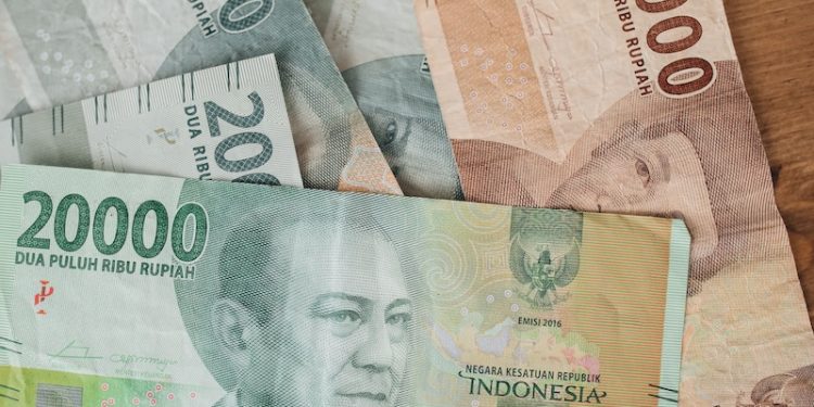Rupiah Kian Tertekan, Dompet Masyarakat yang Paling Merasakan