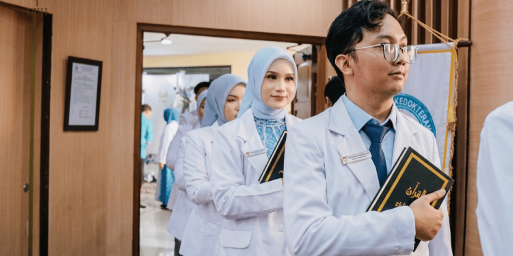 30 Dokter Baru UIN Jakarta Disumpah, Kampus Tekankan Integritas di Atas Keahlian Medis