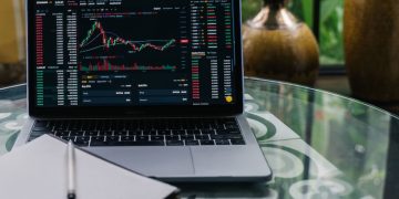 Anak Muda Melek Digital, Tapi Mengapa Masih Mudah Terjerat Pinjol dan Judi Online?