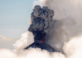 Abu Vulkanik Anak Krakatau Mengarah ke Jakarta, Menkes Ingatkan Ancaman pada Paru-paru hingga Mata