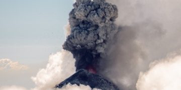 Abu Vulkanik Anak Krakatau Mengarah ke Jakarta, Menkes Ingatkan Ancaman pada Paru-paru hingga Mata