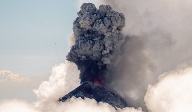 Abu Vulkanik Anak Krakatau Mengarah ke Jakarta, Menkes Ingatkan Ancaman pada Paru-paru hingga Mata