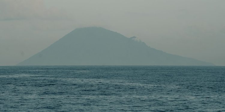 Abu Anak Krakatau Menyusup ke Jakarta, Warga Diminta Waspada